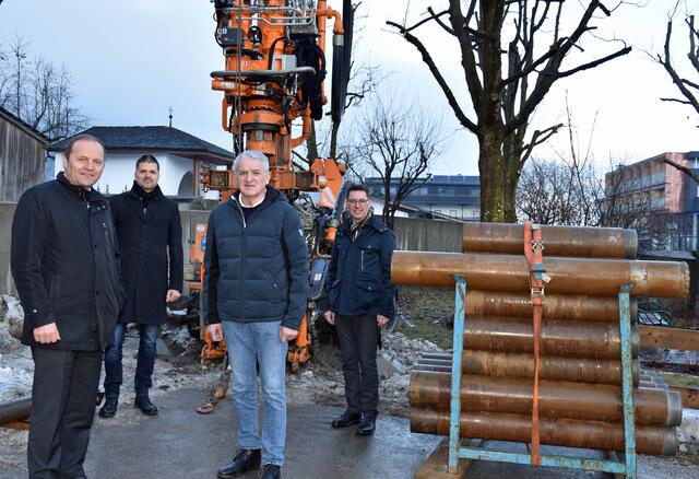 Machten sich in Ried im Zillertal eine Bild von den Bohrungen zur Erkundung des Grundwasserpotenzials zum Heizen und Kühlen (von li.): LHStv Josef Geisler, Wasser-Tirol-GF Rupert Ebenbichler, Bgm Hansjörg Jäger und Markus Federspiel, Vorstand der Abt. Wasserwirtschaft.