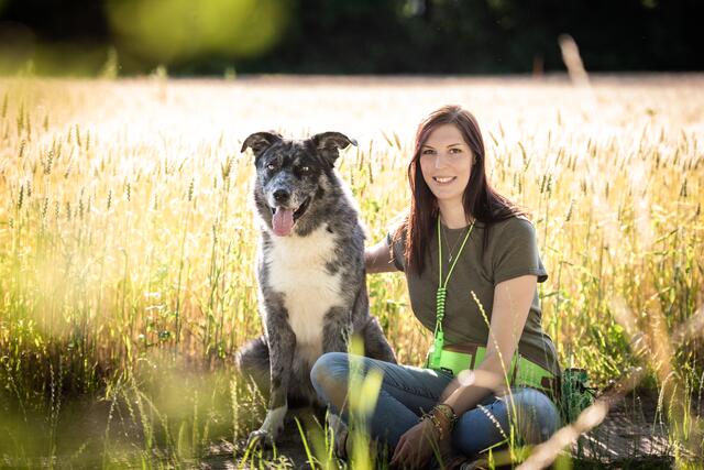 Mit ihrem mobilen Hunde- und Pferdetraining kann sie wertvolle Tipps für einen Umgang im Alltag mit den Tieren geben. | Foto: Indian Eyes Photography/Daniela Juwan