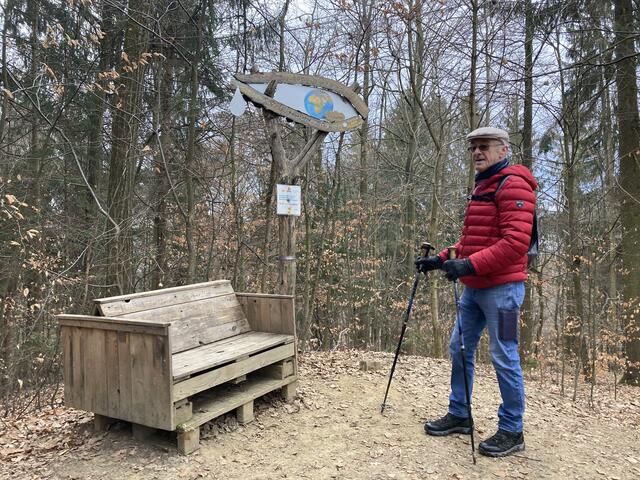 Danke dem Waldbauer, dass ich diese Bank hier aufstellen durfte - Euer Sepp!