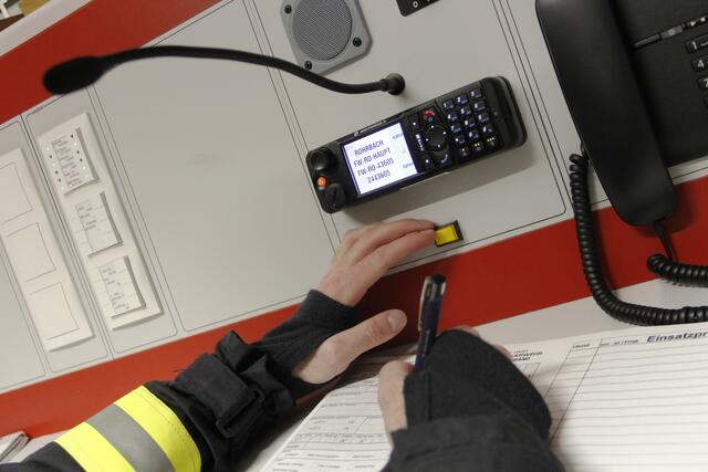 Durch die Umstellung auf Digitalfunk hat sich auch die Bedienung und Handhabung der neuen Funkgeräte leicht verändert. Dazu erhielten die Feuerwehrkameraden Schulungen. | Foto: Bezirks-Feuerwehrkommando Rohrbach