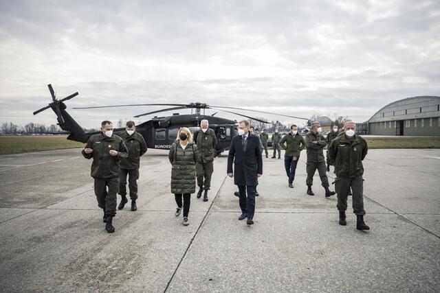 Verteidigungsministerin Tanner (vorne, 2.v.l.) und Landeshauptmann Stelzer (vorne, 2.v.r.) mit Brigadier Wolfgang Wagner (vorne links) und Oberst Georg Klecatsky (vorne rechts) in Hörsching.