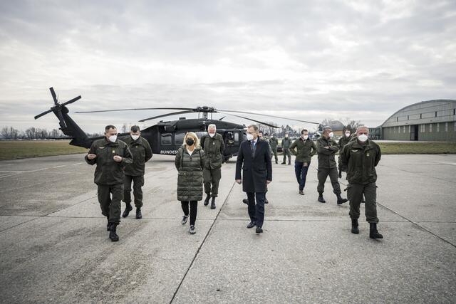 Verteidigungsministerin Tanner (vorne, 2.v.l.) und Landeshauptmann Stelzer (vorne, 2.v.r.) mit Brigadier Wolfgang Wagner (vorne links) und Oberst Georg Klecatsky (vorne rechts) in Hörsching. | Foto: Land OÖ/Max Mayrhofer