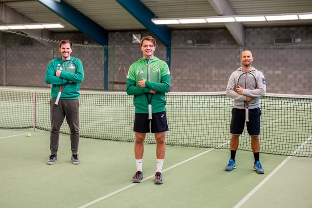 Fabian Supanz mit seinem Team beim SCA: Coach Björn Wilhelmer-Zitter und Sparringpartner Christopher Trippolt.