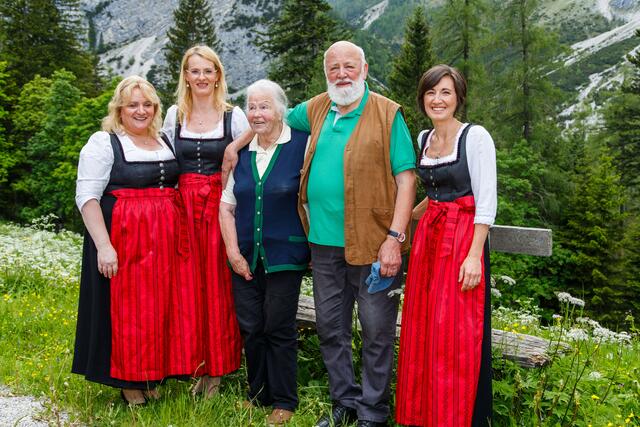 Mit Frau Heli und Vokalensemble Cantilena Tyrolensia | Foto: Anton Wieser