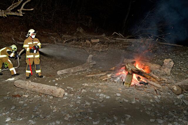 Am Einsatzort war keine Spur von Jugendlichen – nur das Lagerfeuer loderte. | Foto: zoom.tirol