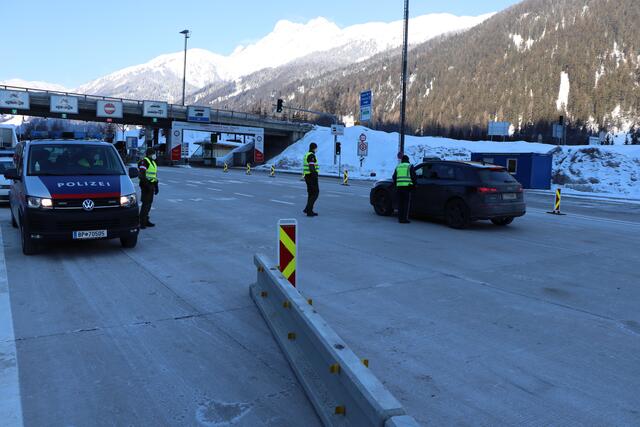 Die Kontrollen – im Bild bei der Mautstellein St. Jakob am Arlberg – finden bis 3. März rundum die Uhr statt. | Foto: Othmar Kolp