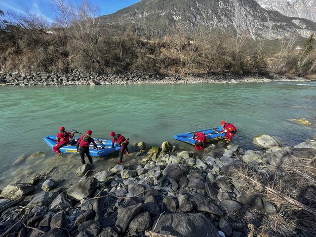 Auch die Wasserrettung ist bei der Suche nach dem Vermissten dabei | Foto: zeitungsfoto.at