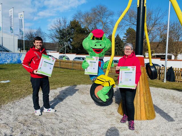 Fit Frosch Hopsi Hopper eröffnete den Bewegungsparcours in Sigleß