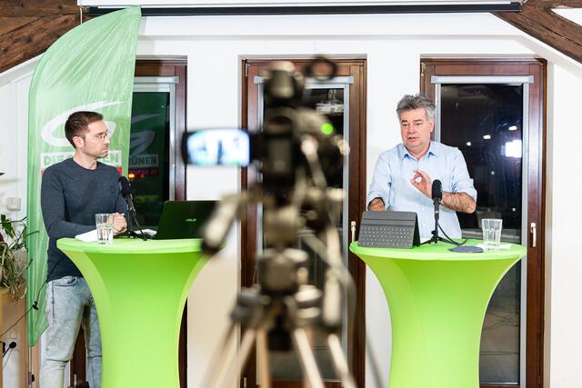 Virtueller Dialog; Werner Kogler (r.) zusammen mit Landesgeschäftsführer Timon Scheuer im „Studio“ im Grünen Haus