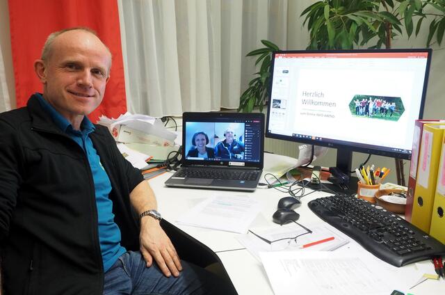 Direktor Franz Aichinger war mit dem Interesse am Tag der offenen Tür via Computer zufrieden. | Foto: Karl Stückler/LFS Warth