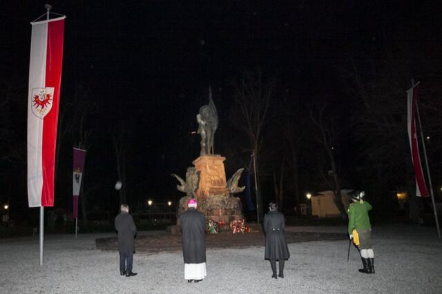 Die Kranzniederlegung erfolgte im kleinsten Rahmen beim Denkmal am Bergisel. | Foto: Die Fotografen