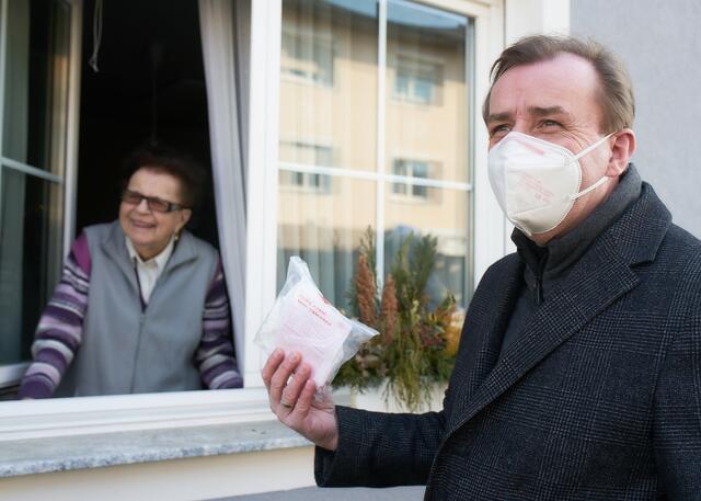 Theresia Peischl freut sich über ihre FFP2-Masken von NR Christian Drobits. | Foto: Dominique Grabler