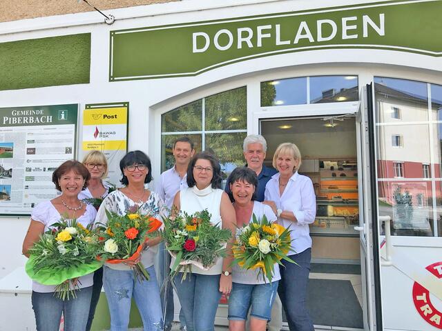 Vor Corona: Markus Mitterbaur (4. l.) mit dem Vorgänger Florian Kranawetter, dessen Gattin und den Dorfladen-Mitarbeiterinnen. | Foto: Piberbach