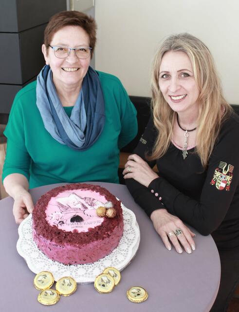 Rosemarie Donath und Edith Lesnik mit ihren Kreationen.