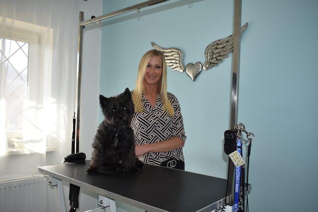 Christina Zika, hier mit ihrer Hündin Lena, ist Expertin für die Pflege von Hunden, in St. Kanzian betreibt sie „Christina’s Hundesalon mit Herz“ | Foto: RMK