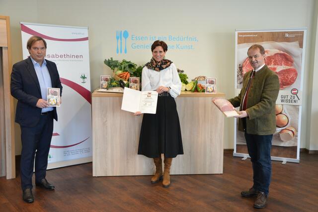 Landwirtschaftskammer-Präsident Johann Mößler (rechts) übergab das offizielle "Gut zu wissen"-Siegel an Elisabethinen-Geschäftsführer Michael Steiner  und Markas-Geschäftsführerin Gerlinde Tröstl. | Foto: EKH
