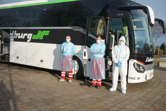 In zehn Gemeinden in den Bezirken Güssing und Jennersdorf gibt es mit dem Bus nun einmal pro Woche eine mobile Testmöglichkeit. | Foto: Elisabeth Kloiber