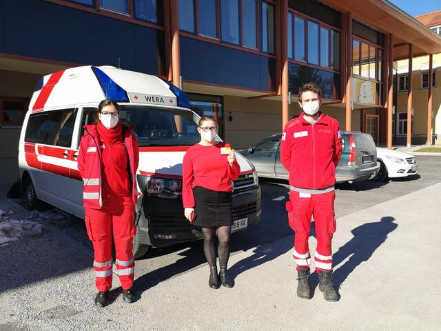 Die Stammzellentypisierungsaktion am Valentinstag war ein großer Erfolg: Yasemin Cetin (m.) mit Rot-Kreuz-Mitarbeitern | Foto: KK
