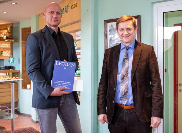 Bgm. Kurt Wallner (re.) mit dem neuen DSV-Trainer Carsten Jancker. | Foto: Helmut Niemand Photography