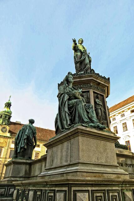 Dieses Denkmal ist Kaiser Franz I. gewidmet. Genaueres bei https://www.geschichtewiki.wien.gv.at/Kaiser-Franz-Denkmal_(1,_In_der_Burg)