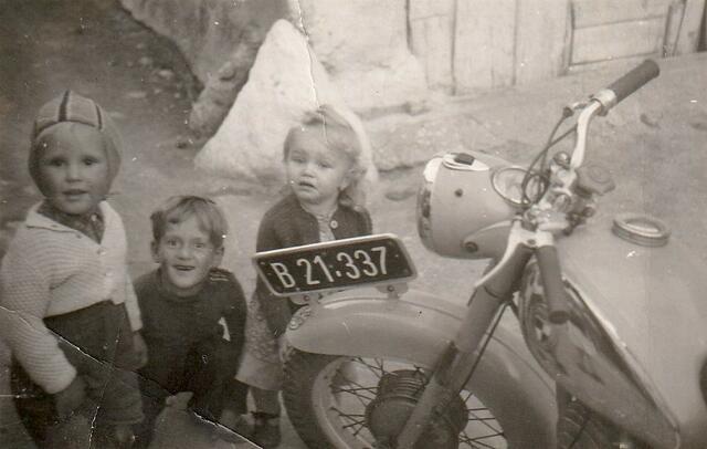 Melitta Hanny mit ihren Cousins – daneben das Motorrad ihres Onkels
