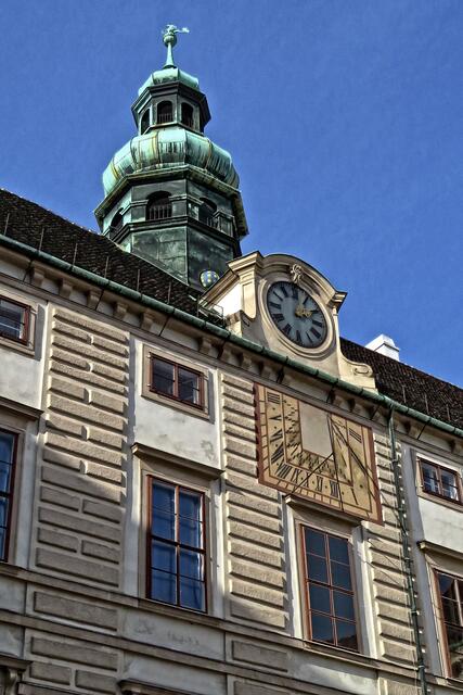 Dieses Türmchen und die beiden Uhren krönen die Amalienburg, in der unser Bundespräsident residiert.