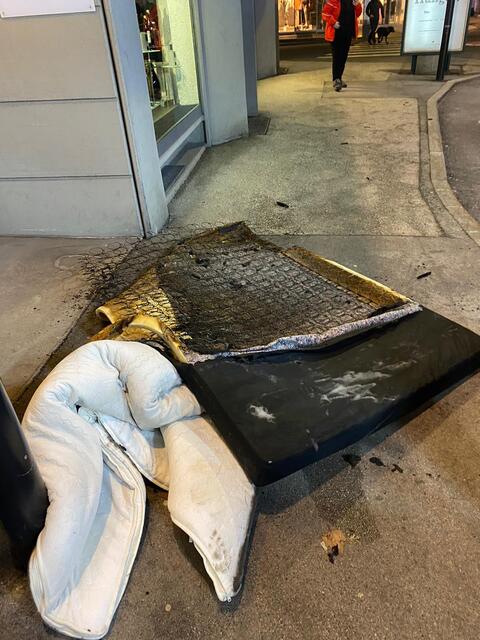 Die Polizei sucht nach einem unbekannten Täter, der eine Matratze in einem Kufsteiner Mehrparteienhaus in Brand gesetzt hat.  | Foto: ZOOM.Tirol