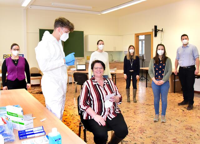 Pädagoginnen der Volks- und Mittelschule Zellerndorf lassen sich regelmäßig testen. | Foto: Herbert Schleich