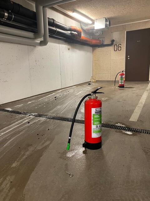 Ein Bewohner des Hauses versuchte die brennende Matratze mit zwei Feuerlöschern zu löschen. | Foto: ZOOM.Tirol