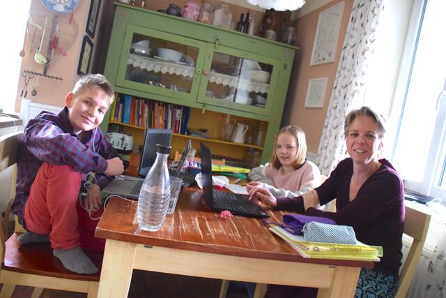 Wolfram und Inga im Home-Schooling, Mama Elke, selbst Lehrerin, arbeitet auch teilweise von zu Hause aus. | Foto: Sandra Schütz