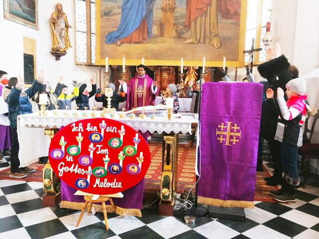 Am vergangenen Wochenende feierten die Erstkommunionkinder mit Pfarrer Nirmal ihren Vorstellungsgottesdienst. | Foto: Pfarre Reichenfels