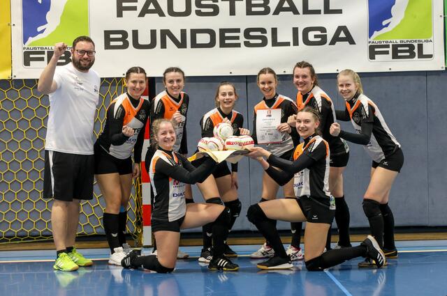 Die Arnreiter Faustballerinnen freuen sich über den fünften Platz. | Foto: Foto: Erwin Pils