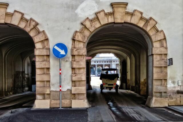 Hier geht's (und zwar elektrisch 😉!) vom Inneren in den Äußeren Burghof, also zum Heldenplatz