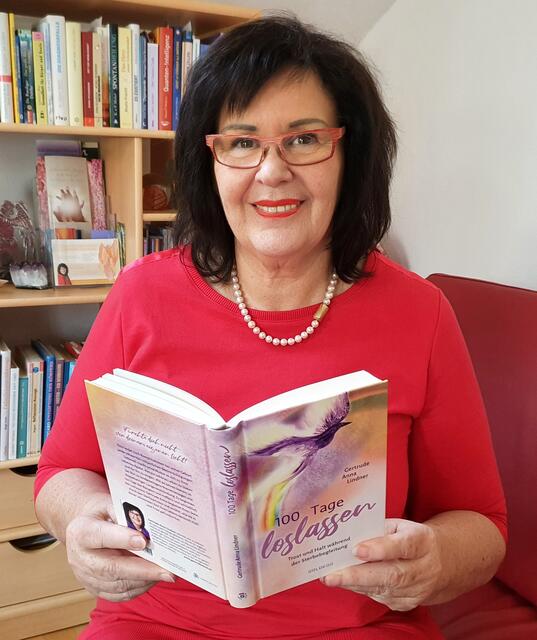 „100 Tage loslassen“ - Gertrude Anna Lindner mit ihrem Buch über die Sterbebegleitung ihres Sohnes.