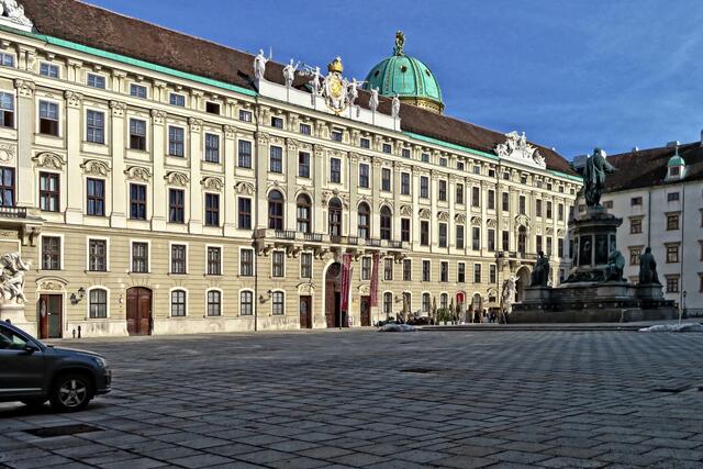Der prunkvollste Trakt ist hier der Reichskanzleitrakt