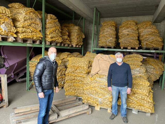 Das Kartoffellager von Andreas Gabl (re.) ist voll. Die Gastronomie, als wichtigster Abnehmer ist ihm weggebrochen. LK-Präsident Josef Hechenberger arbeitet daran den enormen Schaden für die heimischen Bauernfamilien mit Partnern wie Land und Bund abzufedern.  | Foto: Tiroler Bauernbund