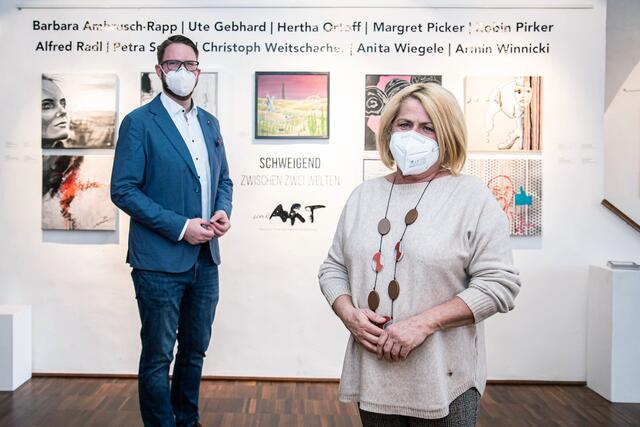 Kulturreferentin Gerda Sandriesser und Vereinsobmann Marc Germeshausen laden zur großen Gemeinschaftsausstellung | Foto: Stadt Villach/Karin Wernig