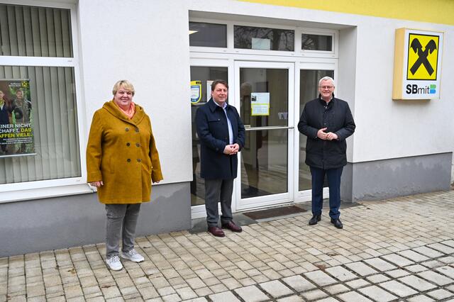 Stadtbezirksvorsteherin Heidi Hahnekamp, Raiffeisenlandesbank Burgenland Generaldirektor Rudolf Könighofer und Bürgermeister Thomas Steiner (v.l.).
