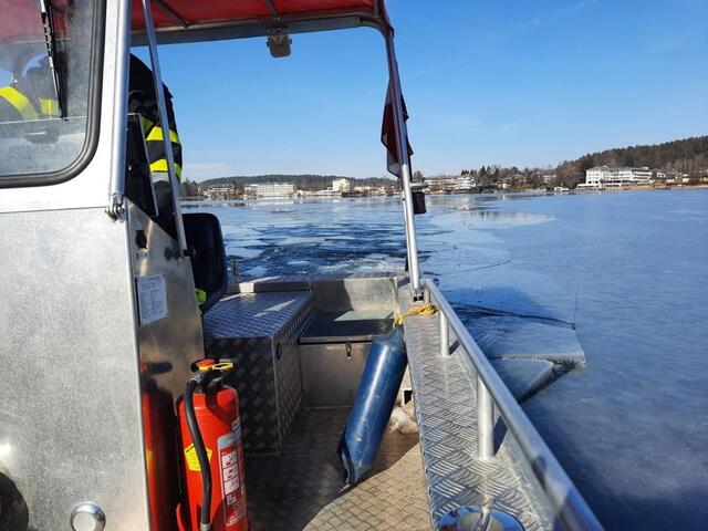 Mit dem Einsatzboot hat die Feuerwehr Wellen erzeugt, um die Eisplatte am Klopeiner See zu brechen | Foto: FF Peratschitzen