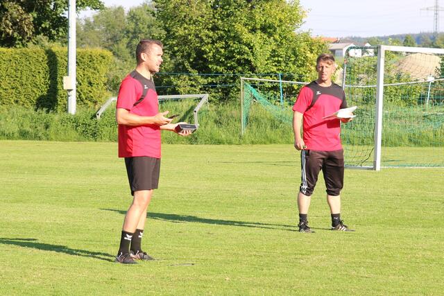 Florian Hirsch mit Cheftrainer Peter Madritsch (rechts).