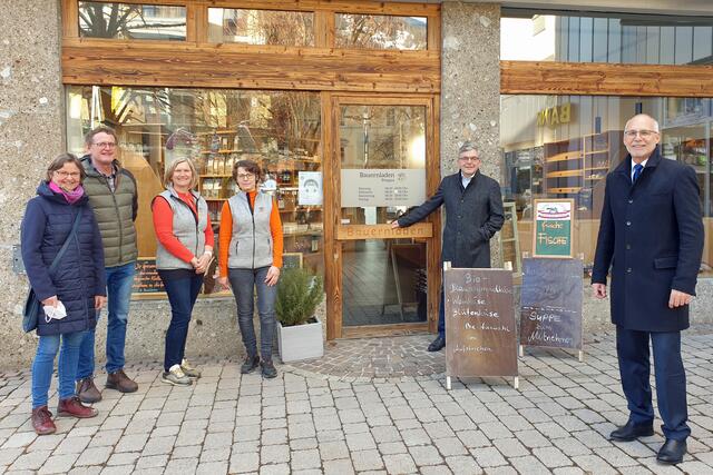 Erste Besucher im neuen Pongauer Bauernladen St. Johann: Landesrat Josef Schwaiger und Bürgermeister Günther Mitterer.