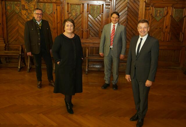Die Energie Ried, ein stadteigenes Unternehmen, wird seit 1. Jänner 2021 von Silke Sickinger als kaufmännische Geschäftsführerin und Anton Eckschlager (2. von rechts) als technischer Geschäftsführer geleitet. Mit am Bild: Karl Danninger (links) und Rieds Bürgermeister Albert Ortig (rechts)