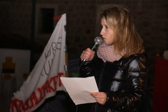 . „Wir sind keine ‚Anti-Corona-Demo‘, wir sind auch keine ‚Anti-Regierungs-Demo‘. Wir sind eine ‚Regierungs-tua-was-Demo‘“, eröffnet Magdalena Hackl vom Organisationsteam die Aktion „40 Tage Menschlichkeit“ am Kirchenplatz in Haslach.  | Foto: Helmut Eder