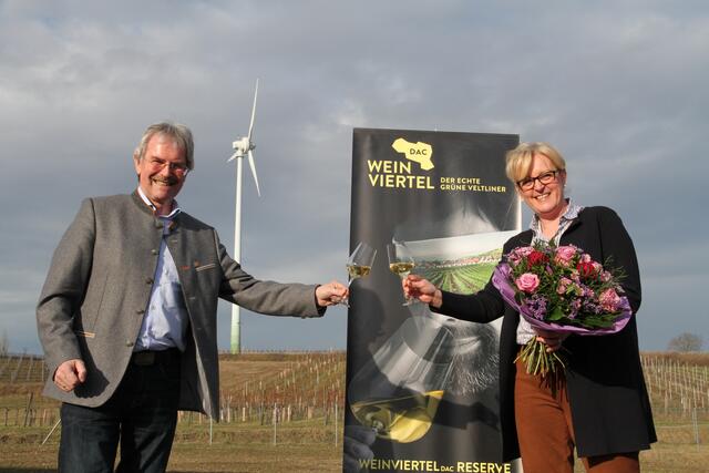 Karl Wilfing bedankt sich bei Ulrike Hager.
