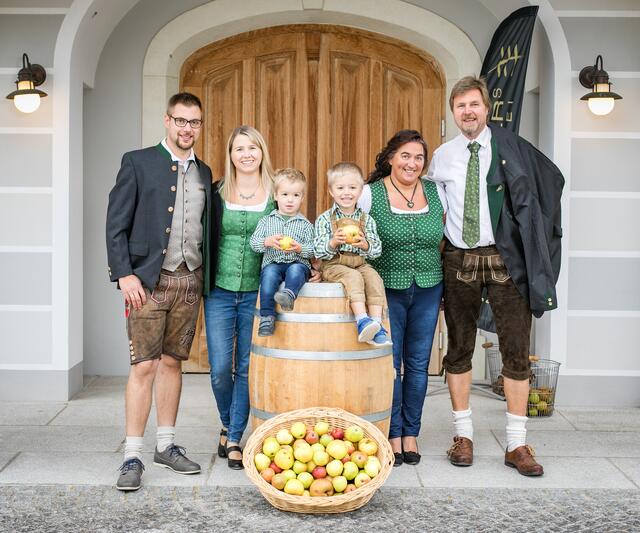Kellermeister Stefan Höllhuber (links), Mostsommelier Franz Höllhuber und Familie. | Foto: Höllhubers