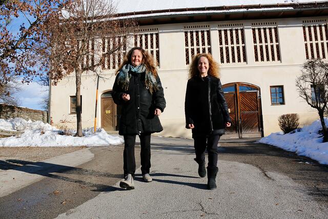 Andrea Gerl (Die Grünen) mit Sängerin Sandra Pires (r.) bei der Besichtigung des Skreinig Stadels in Maria Saal | Foto: vienna.marketing