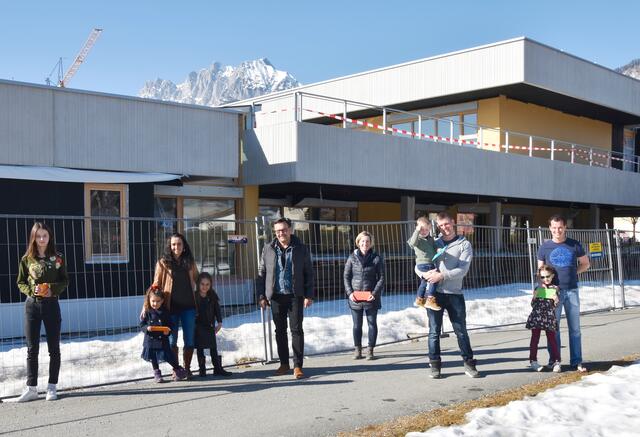 Stefanie Klingler, Aliya und Alev Karakuş mit Mama, Bürgermeister Hubert Almberger, Angelika Rantscher, Luca Liam Raß mit Papa und Catalina Schwarzenauer mit Papa. | Foto: Marktgemeinde St. Johann