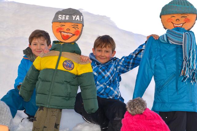 Die Holzfans werden in die Obertilliacher Schneemassen positioniert.