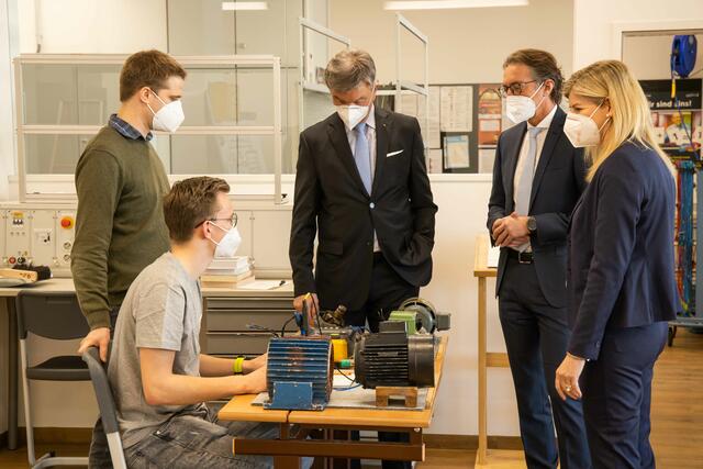 Tanja Graf, Leonhard Schitter und Werner Steinecker (v.re.) mit zwei Lehrlingen in der Lehrwerkstätte der Salzburg AG.
  | Foto: P8Marketing/Kopf