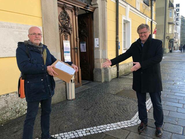 Albert Neugebauer (l.) übergab jetzt fast 1.600 Unterschriften für das Denksteinhaus an Kulturstadtrat Johann Reindl-Schwaighofer.